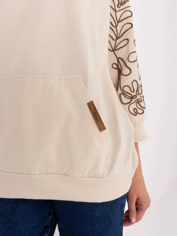 Casualowa bluza oversize z ozdobnym haftem na rękawach - widok 2