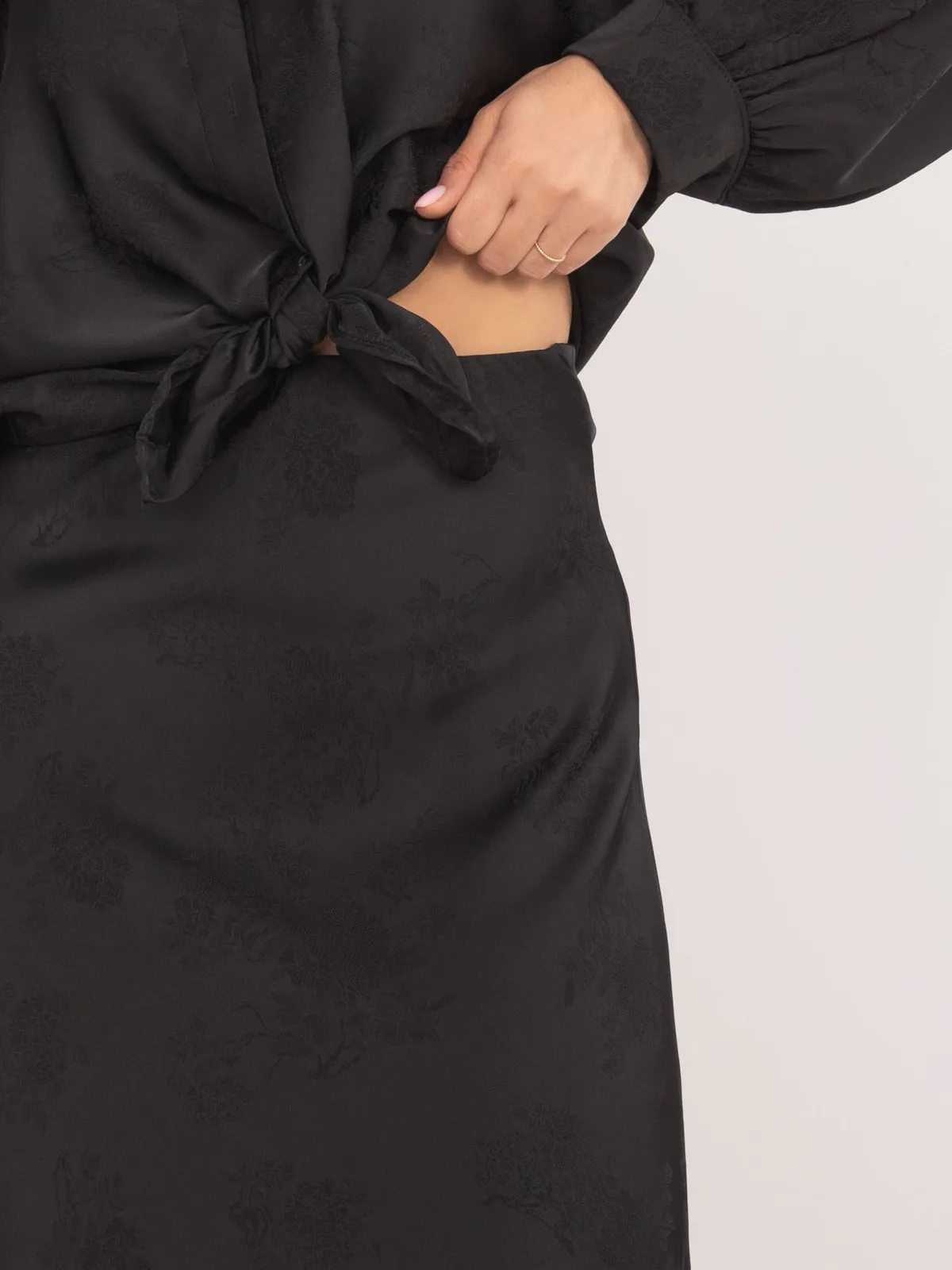 Elegancka spódnica o kroju midi - zdjęcie 1