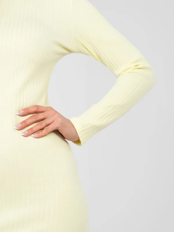 Dopasowana sukienka prążkowana z długim rękawem