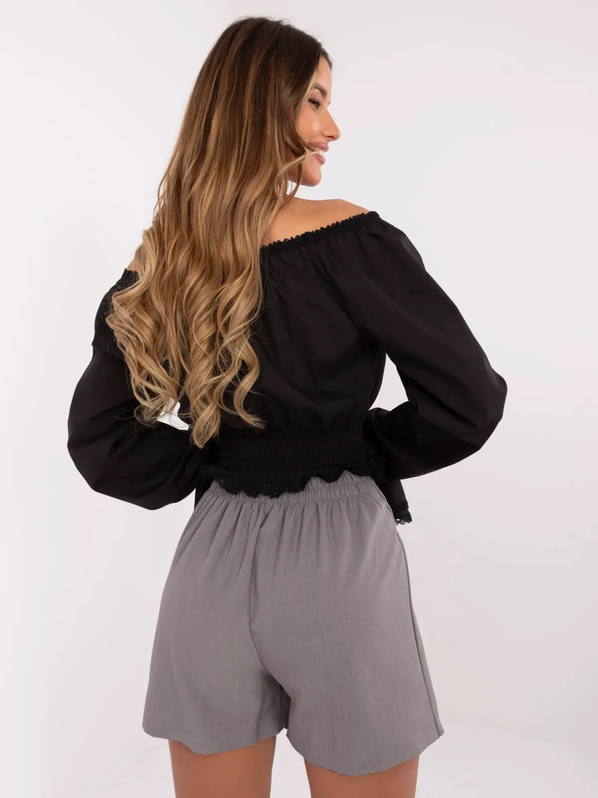 Szorty casualowe z wysokim stanem i zakładkami - zdjęcie 1