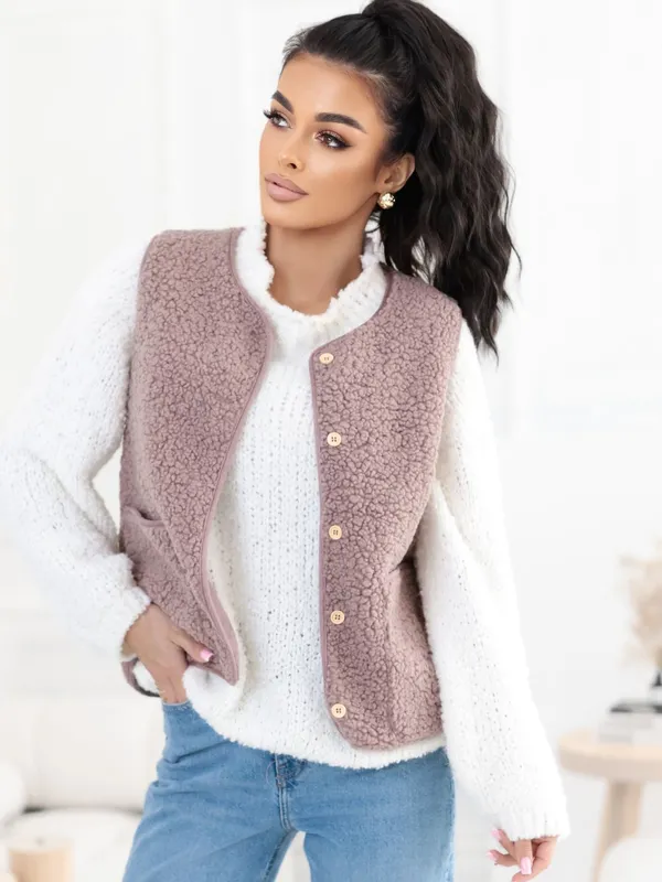 Krótka kamizelka o fakturze baranka zapinana guzikami