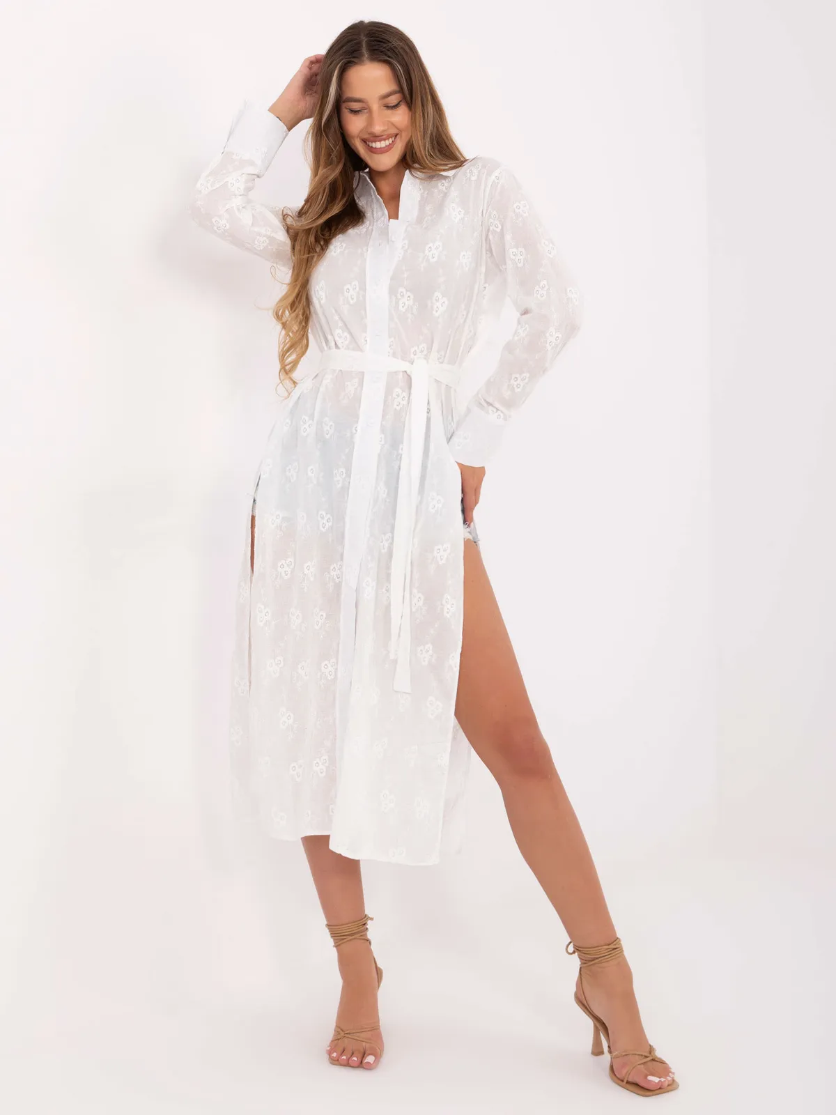 Długa koszula z haftem i rozcięciami na bokach - zdjęcie 1