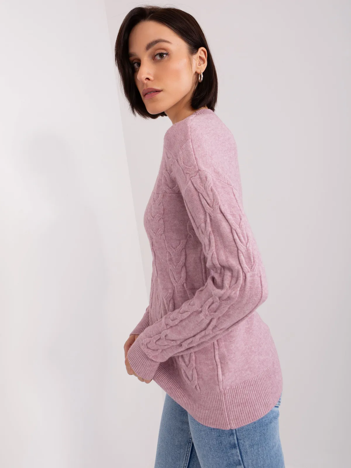 Granatowy sweter z warkoczami o luźnym kroju - zdjęcie 3