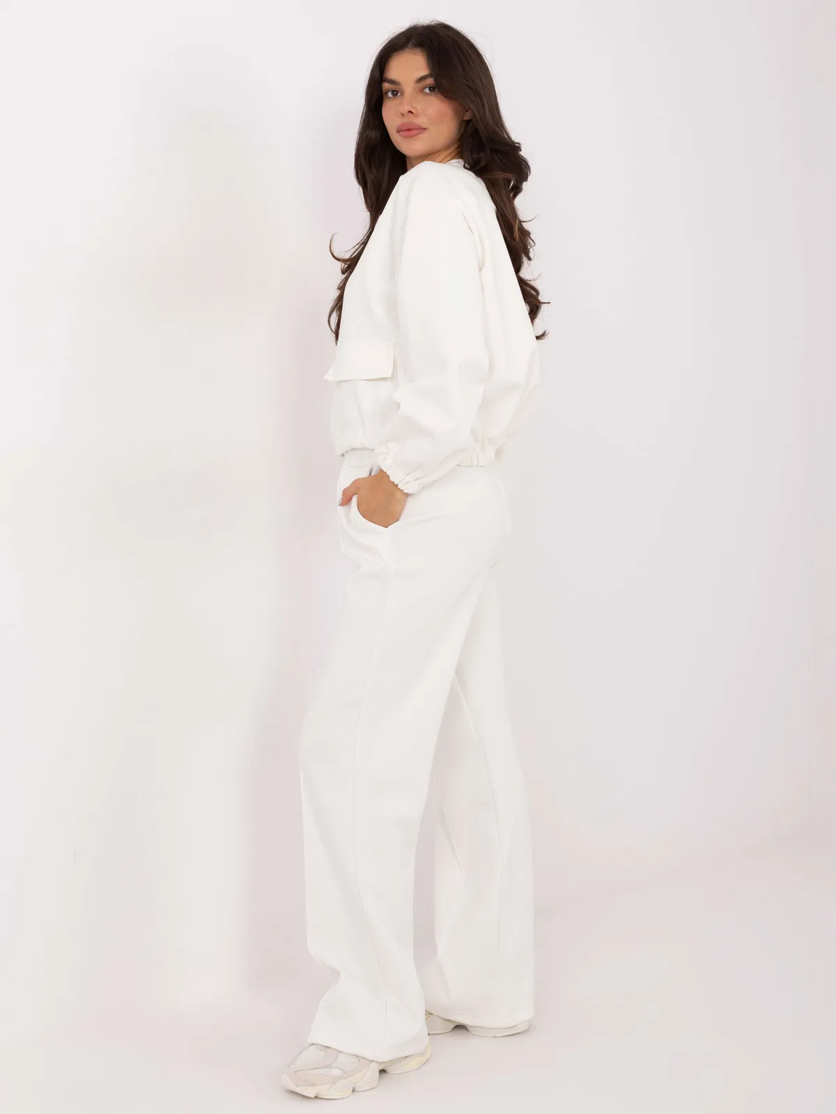 Krótka bluza zapinana na zamek w stylu oversize - zdjęcie 1