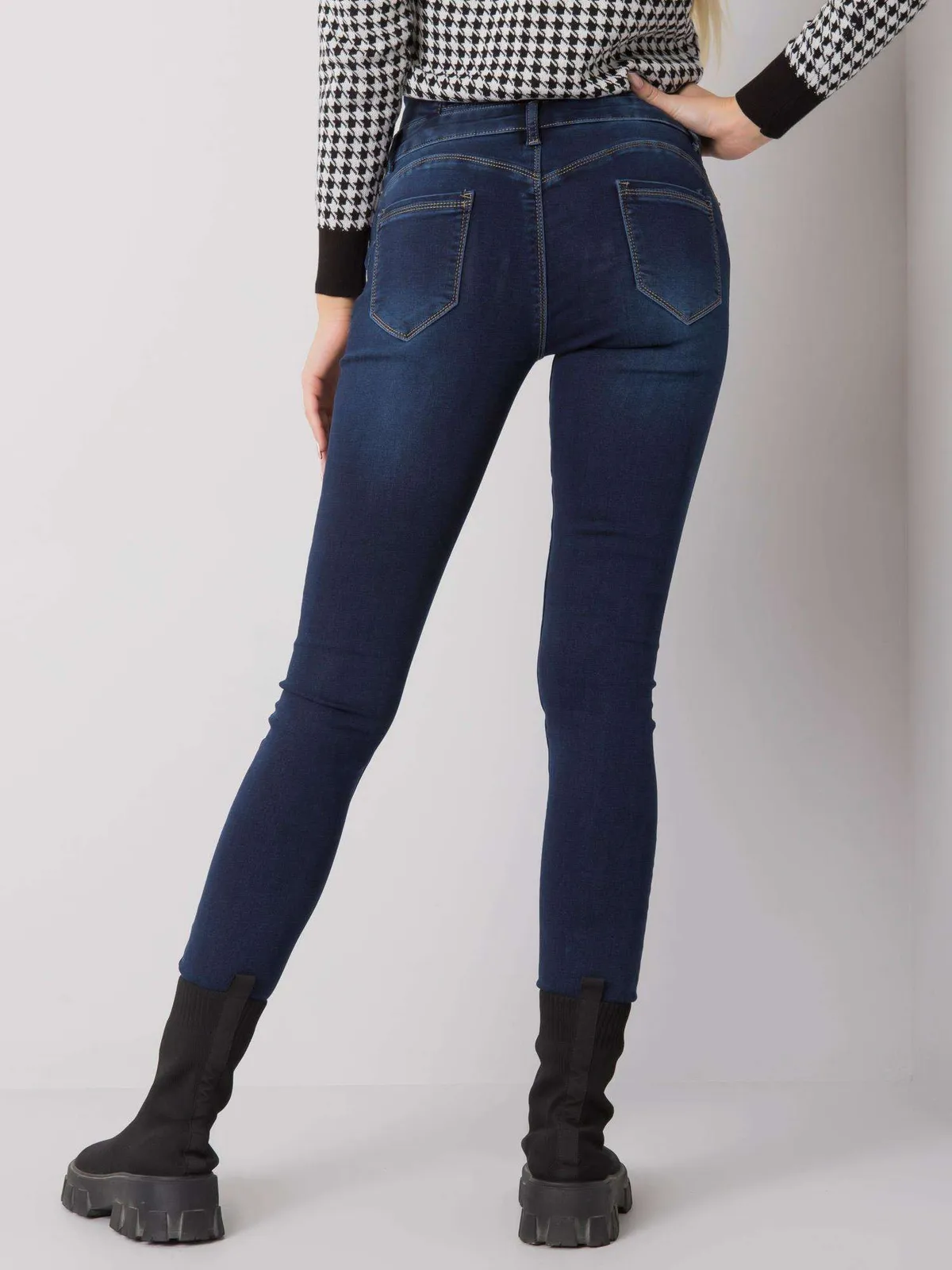 Ciemnoniebieskie jeansowe rurki z wysokim stanem - zdjęcie 2