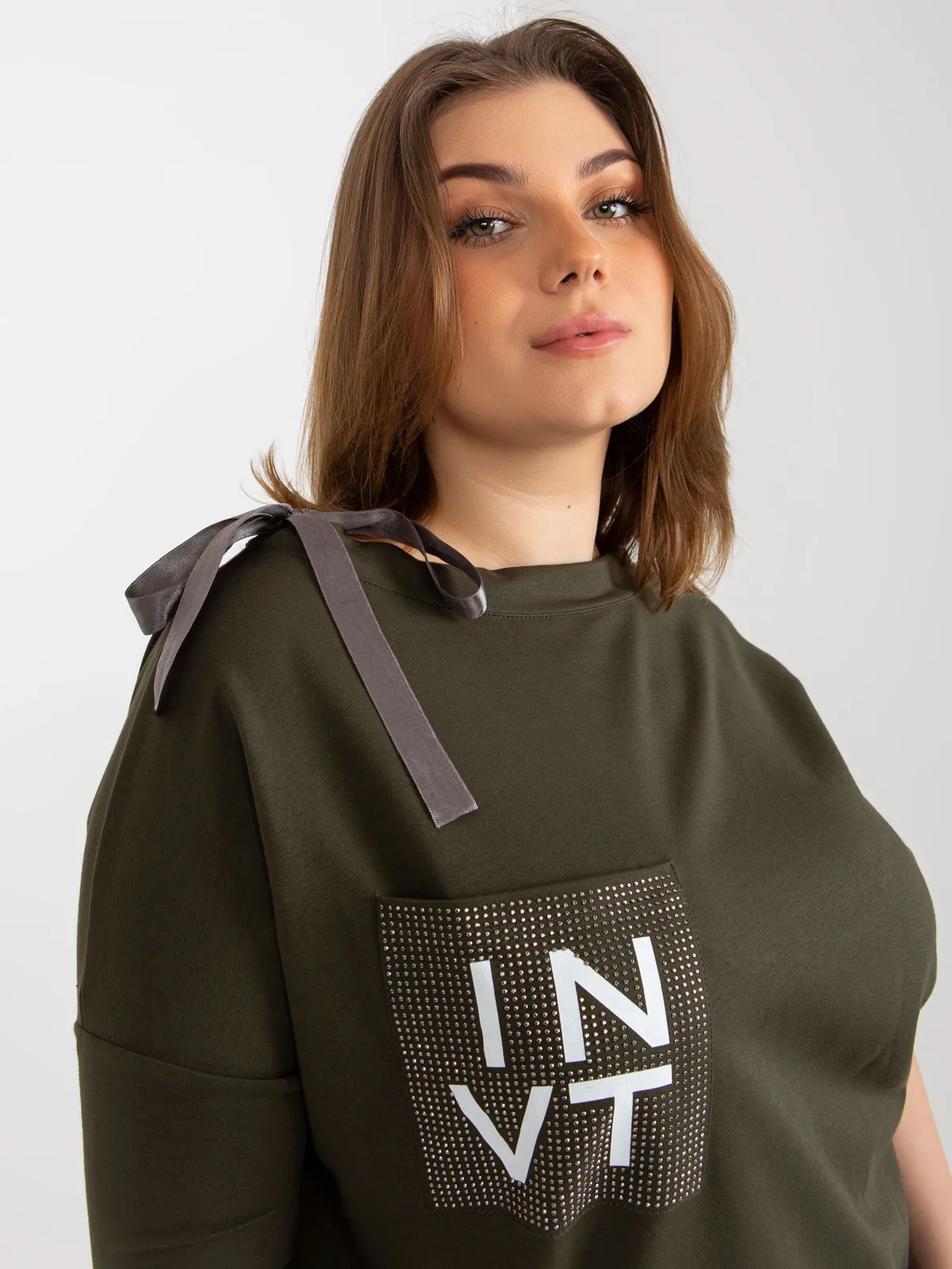 Khaki bluzka plus size z aplikacją i wiązaniem - zdjęcie 3