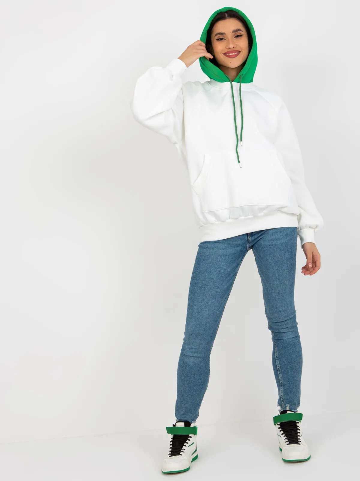 Beżowo-czarna luźna dresowa bluza basic z kapturem - zdjęcie 5