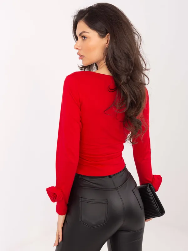 Dopasowana bluzka z marszczeniami i ozdobnymi mankietami