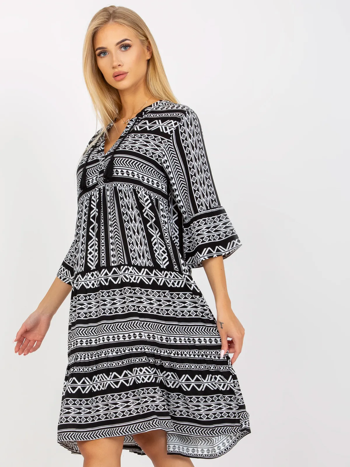 Sukienka o kroju boho z ozdobnym wiązaniem - zdjęcie 3