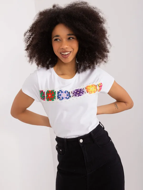 T-shirt z ażurowym zdobieniem w stylu boho - widok 2