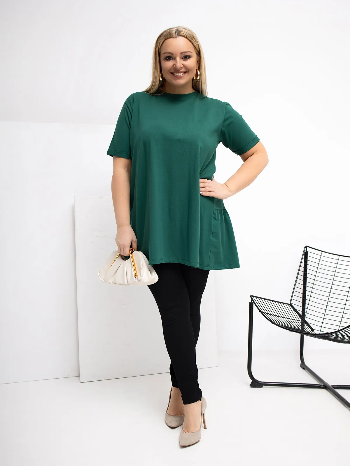 Khaki długa bluzka plus size basic z falbaną - zdjęcie 4