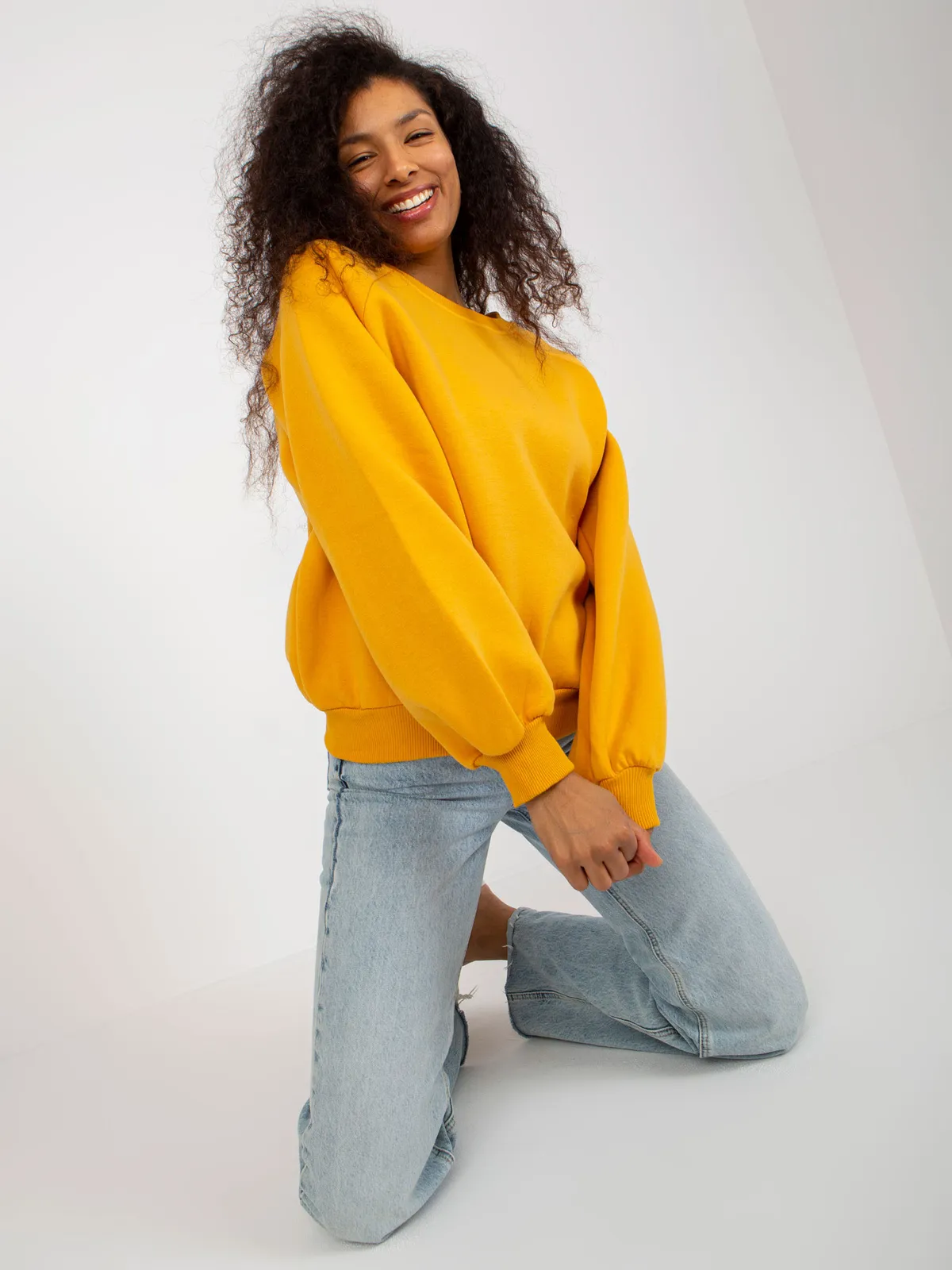 Fuksjowa dresowa bluza basic o kroju oversize - zdjęcie 4