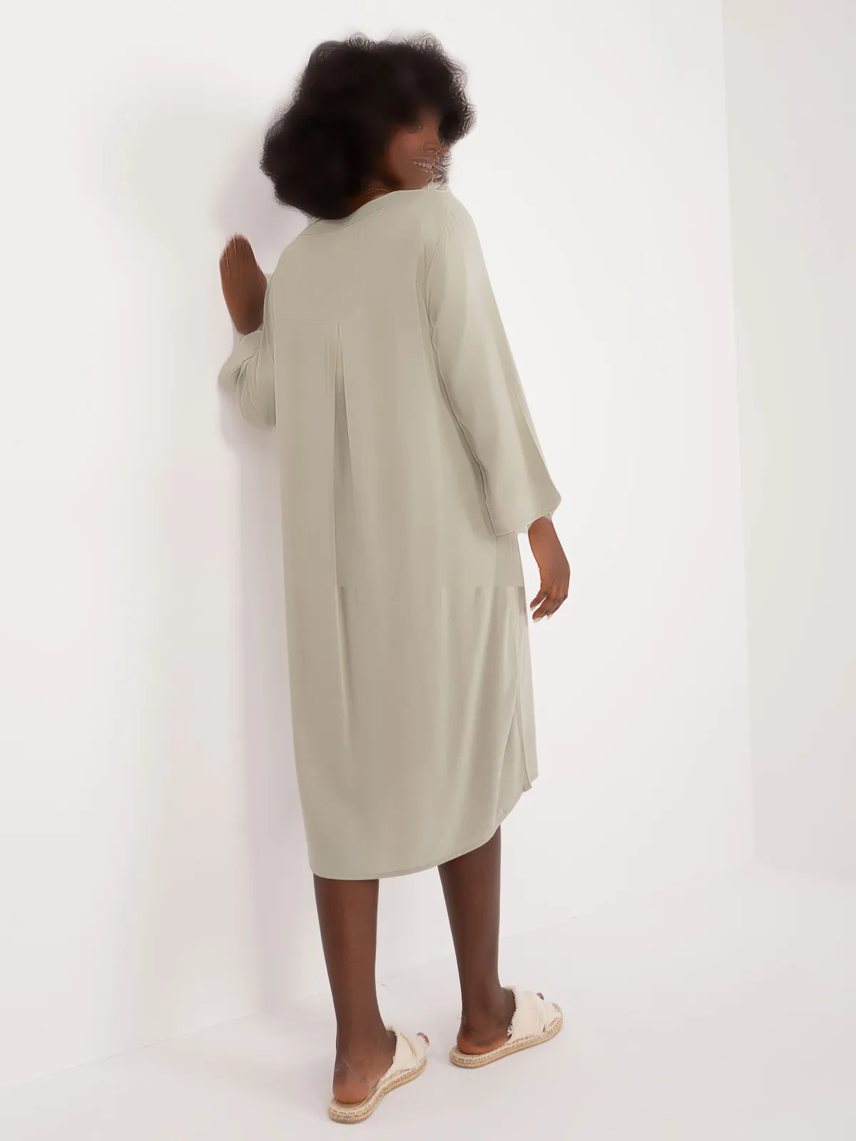 Minimalistyczna sukienka o kroju oversize z dekoltem - zdjęcie 4