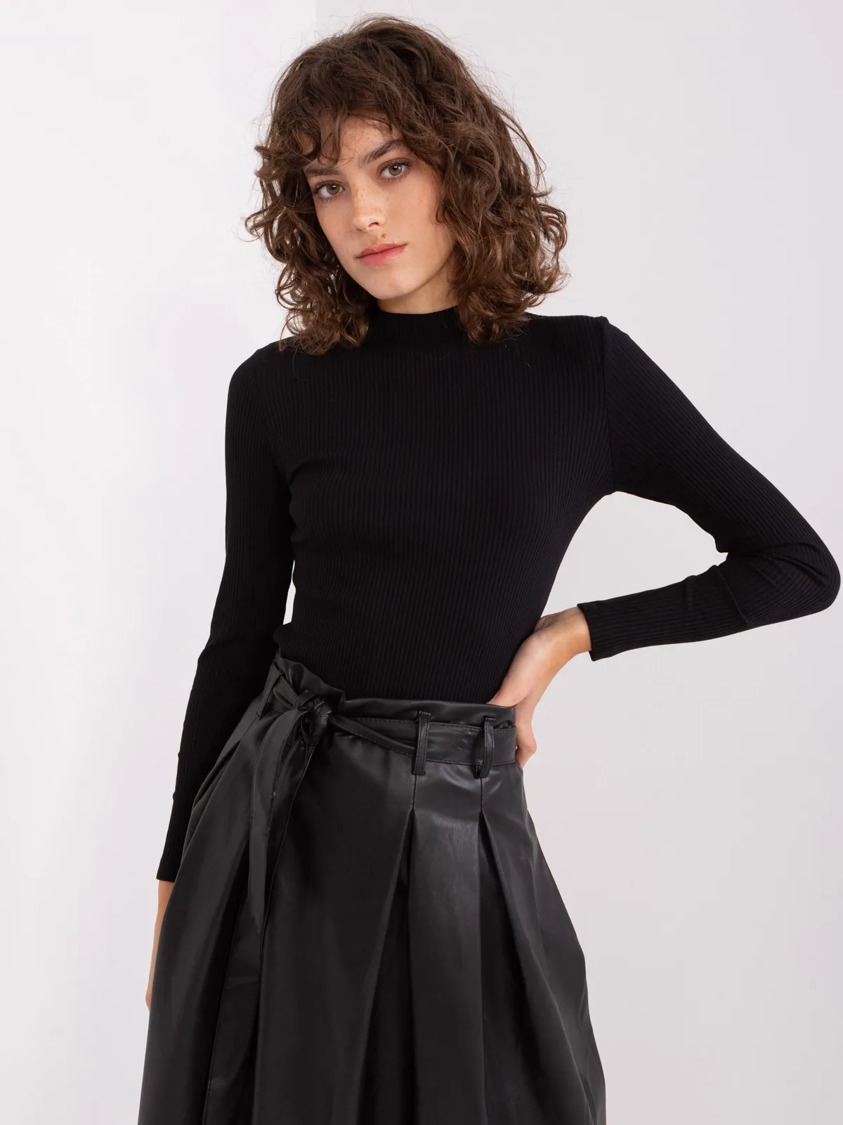 Czarna bluzka basic w prążek BASIC FEEL GOOD - zdjęcie 4