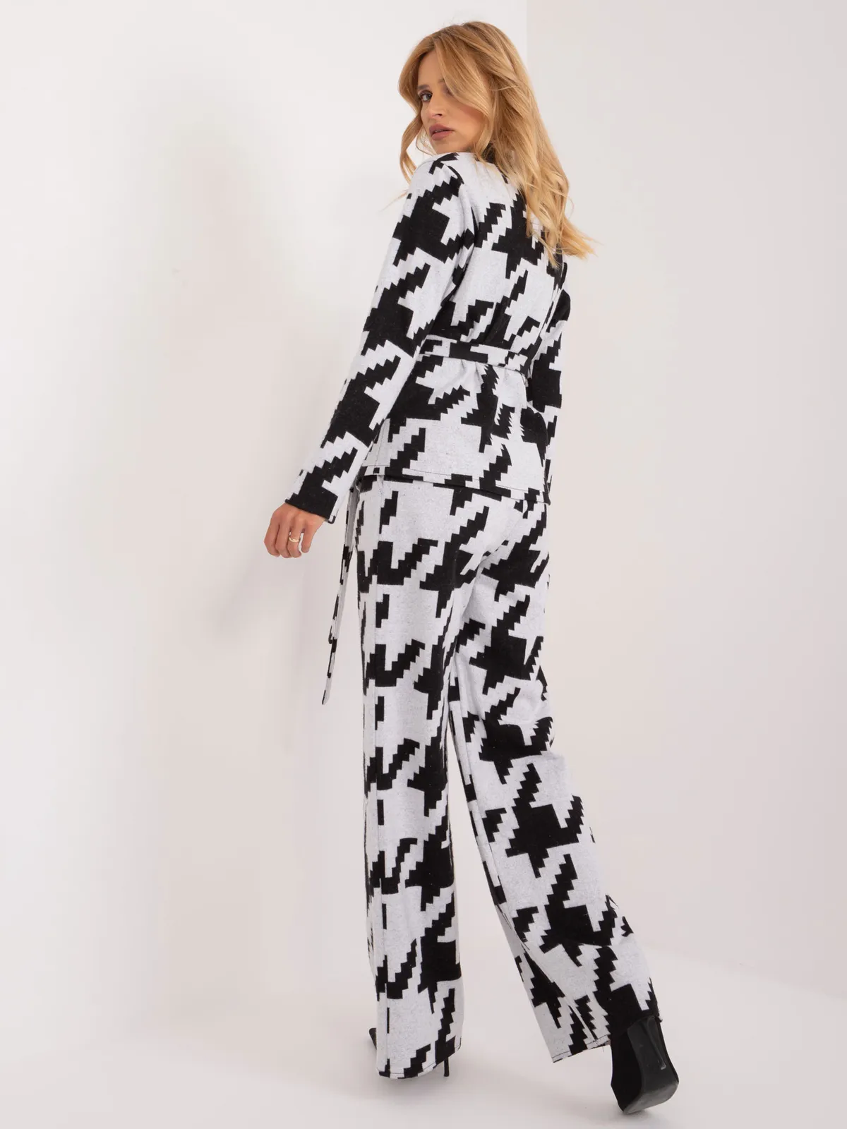 Elegancki komplet z wiązaną marynarką i spodniami - zdjęcie 1