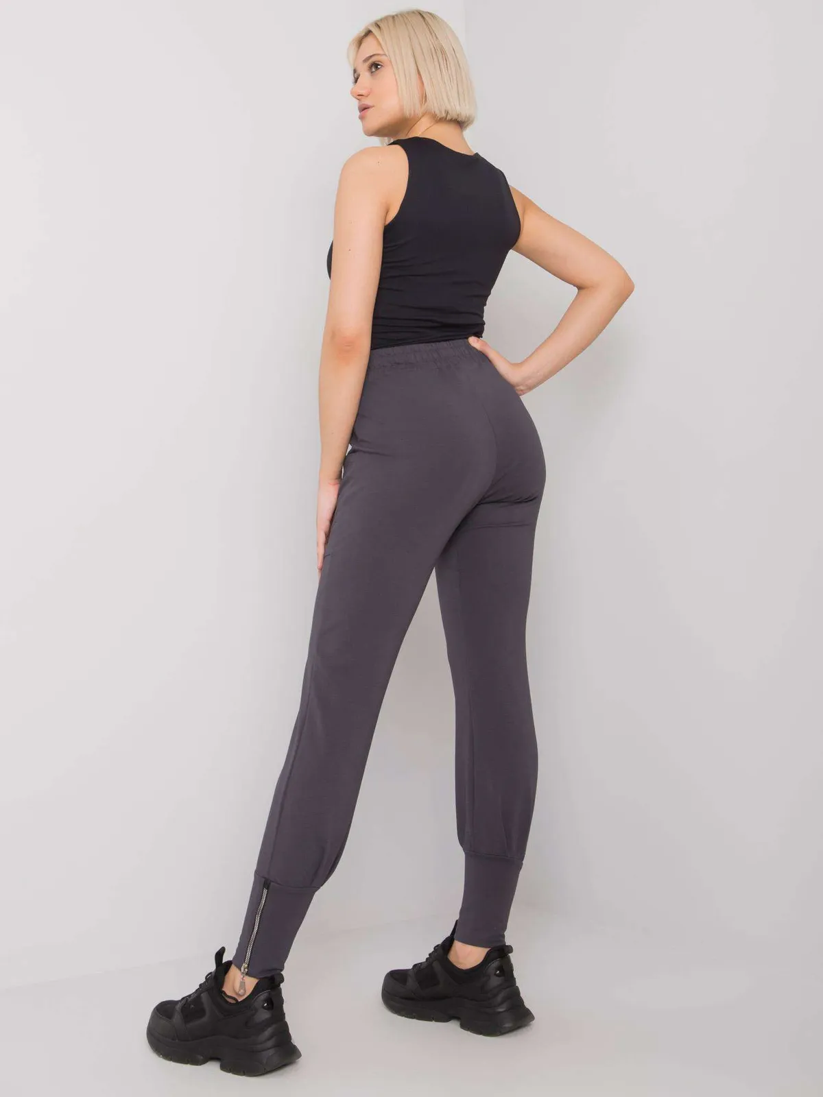 Casualowe spodnie dresowe z suwakami przy nogawkach - zdjęcie 1