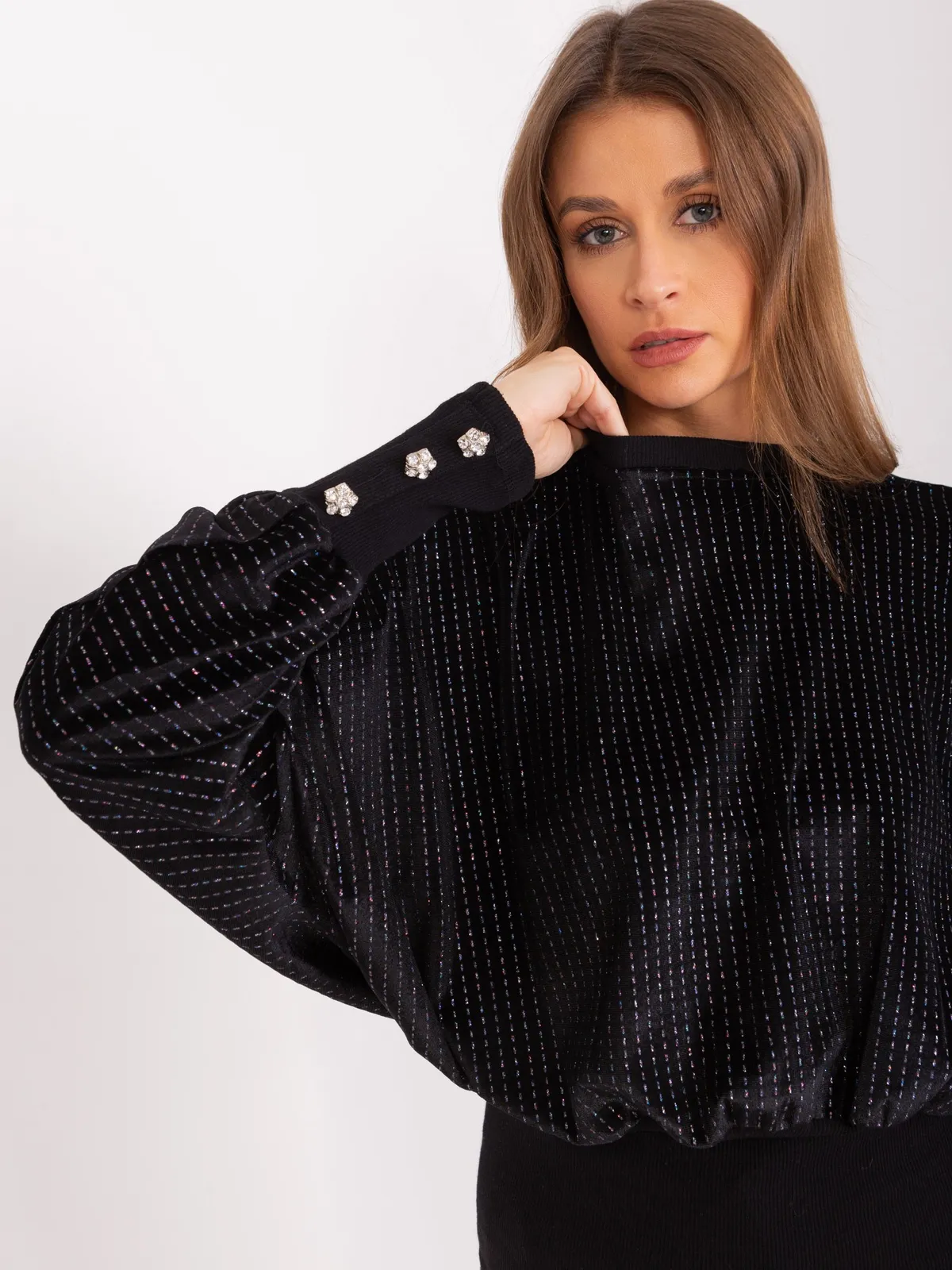 Wizytowa bluzka oversize z ozdobnymi guzikami przy mankietach - zdjęcie 1