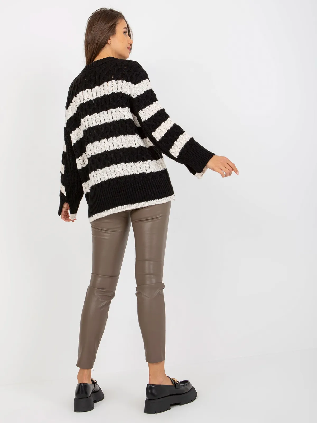 Brązowo-ecru dzianinowy sweter oversize w paski - zdjęcie 2
