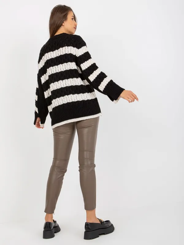 Brązowo-ecru dzianinowy sweter oversize w paski - widok 2