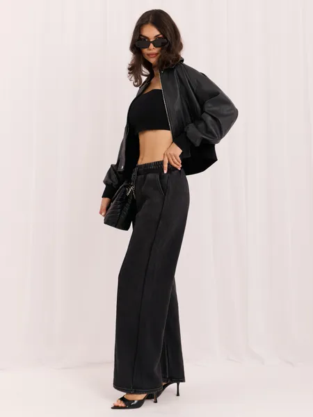 Wygodne spodnie typu wide leg z przeszyciami