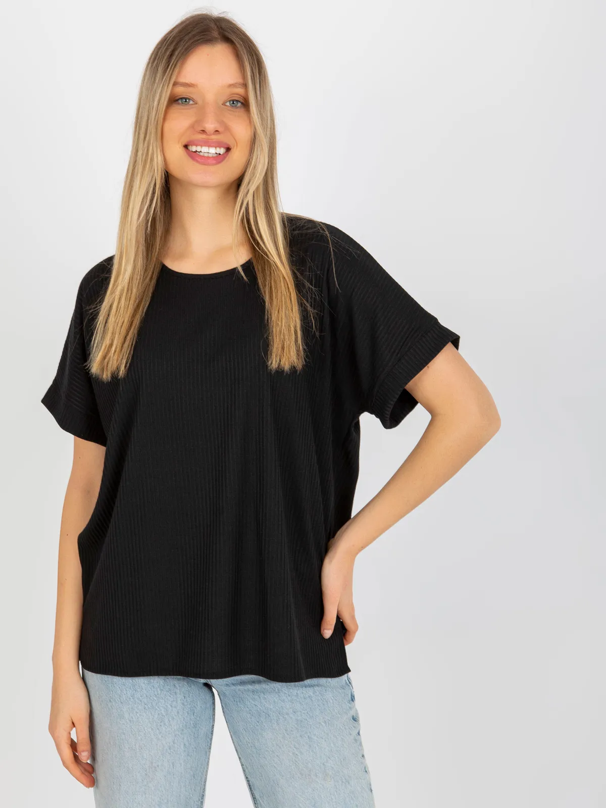 Czarna prążkowana bluzka oversize z krótkim rękawem - zdjęcie 5