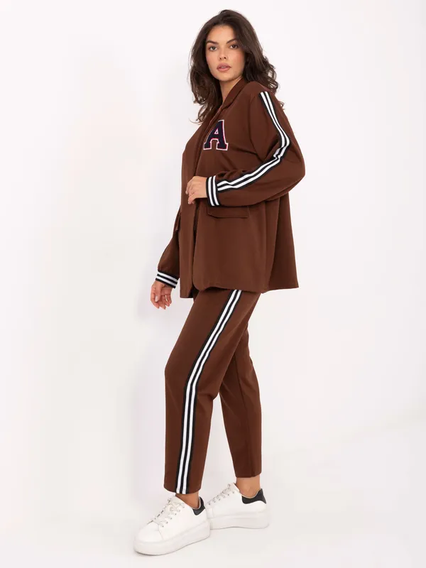 Komplet dwuczęściowy typu smart casual z lampasami