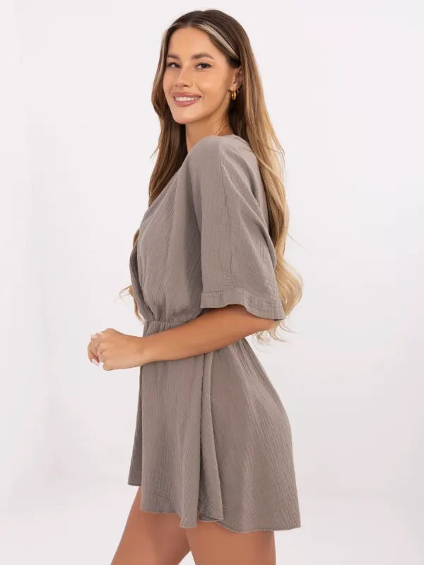 Krótki kombinezon z kopertowym dekoltem i rękawami - widok 2