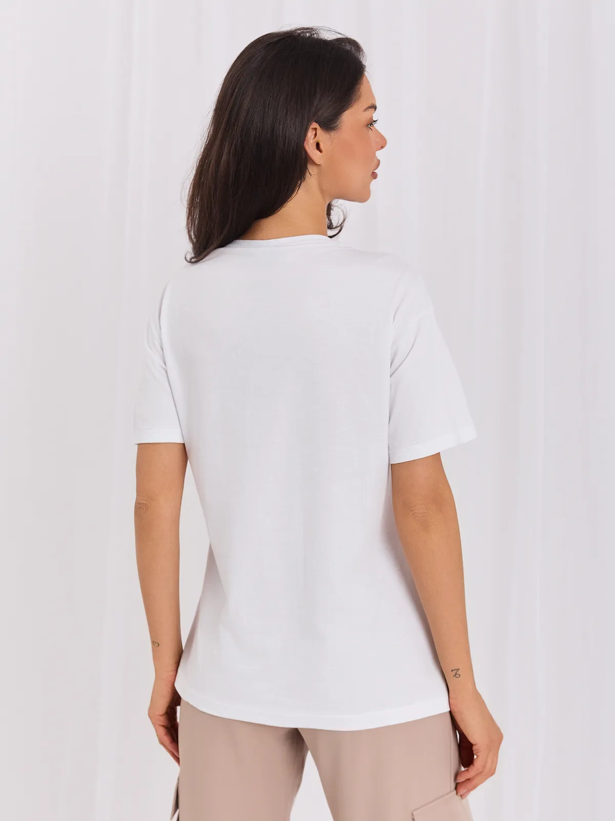 Czarny damski t-shirt bawełniany - zdjęcie 3