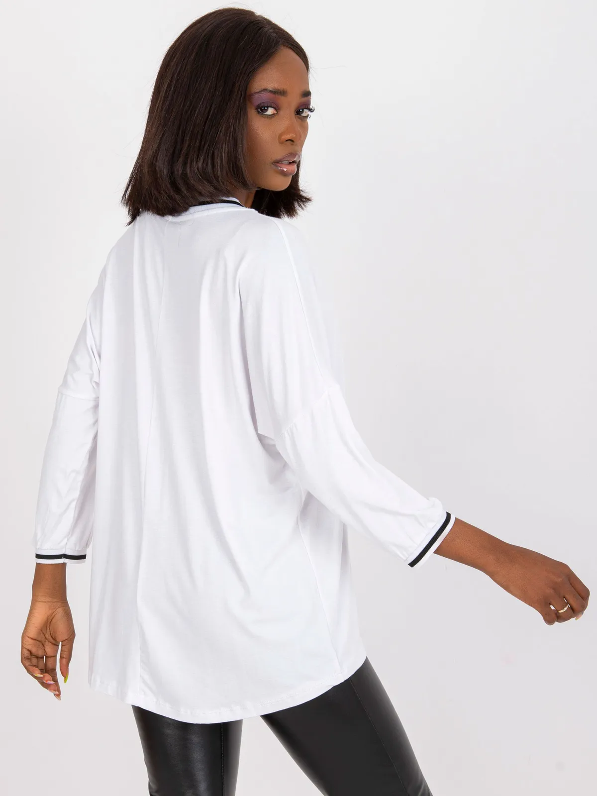 Casualowa bluzka oversize z dekoltem w serek - zdjęcie 1