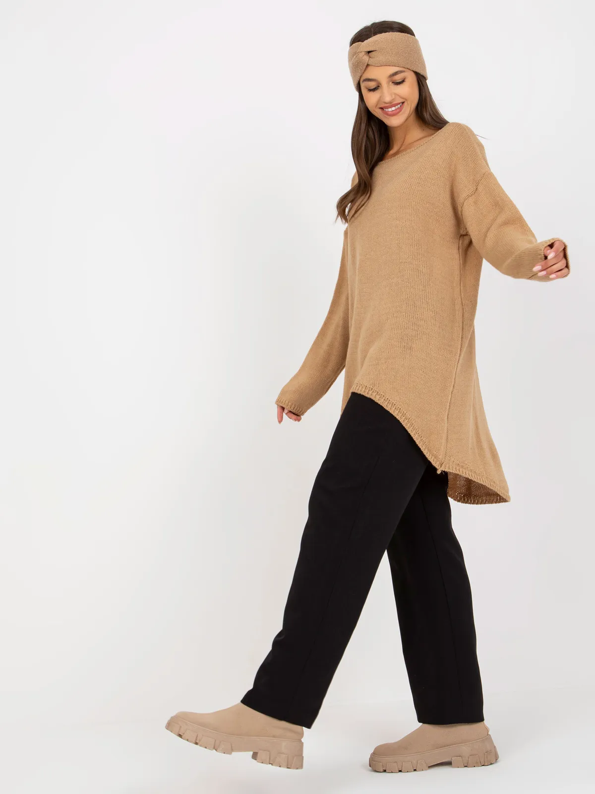 Camelowy sweter oversize z dłuższym tyłem OCH BELLA - zdjęcie 3