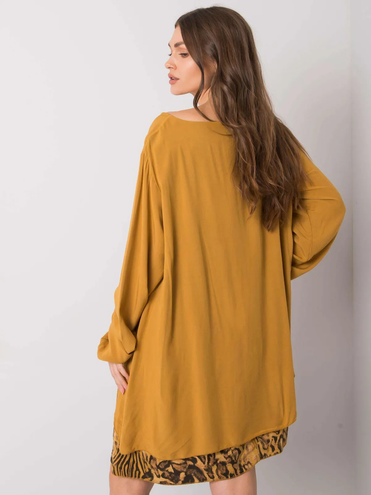 Biała sukienka damska oversize - zdjęcie 2