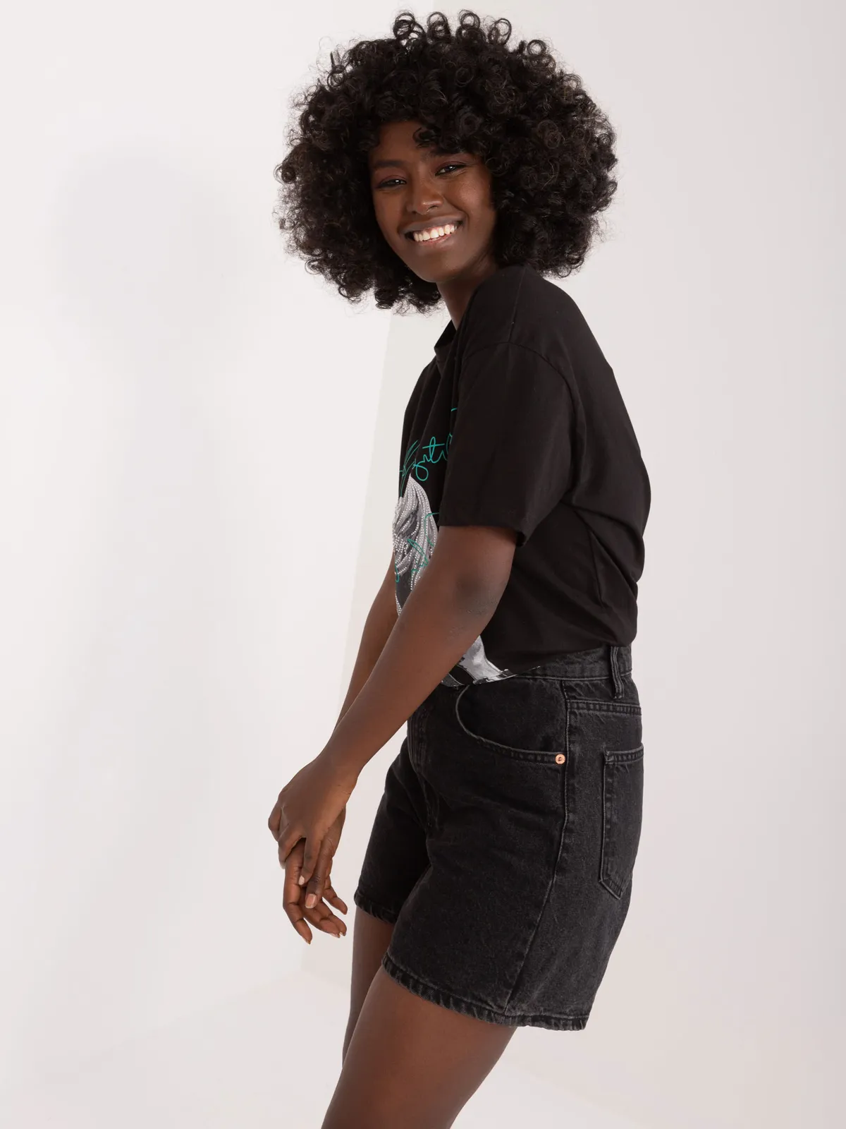 T-shirt oversize z artystycznym nadrukiem graficznym - zdjęcie 1