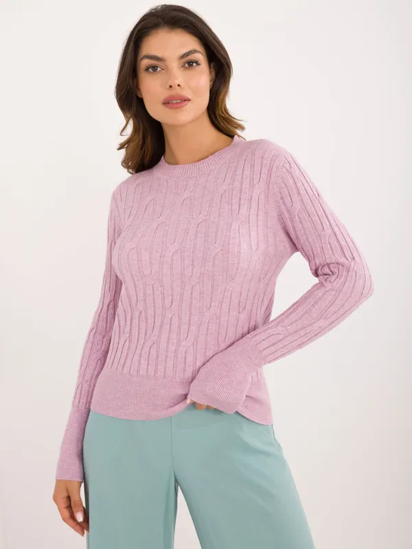 Dopasowany sweter z warkoczowym splotem