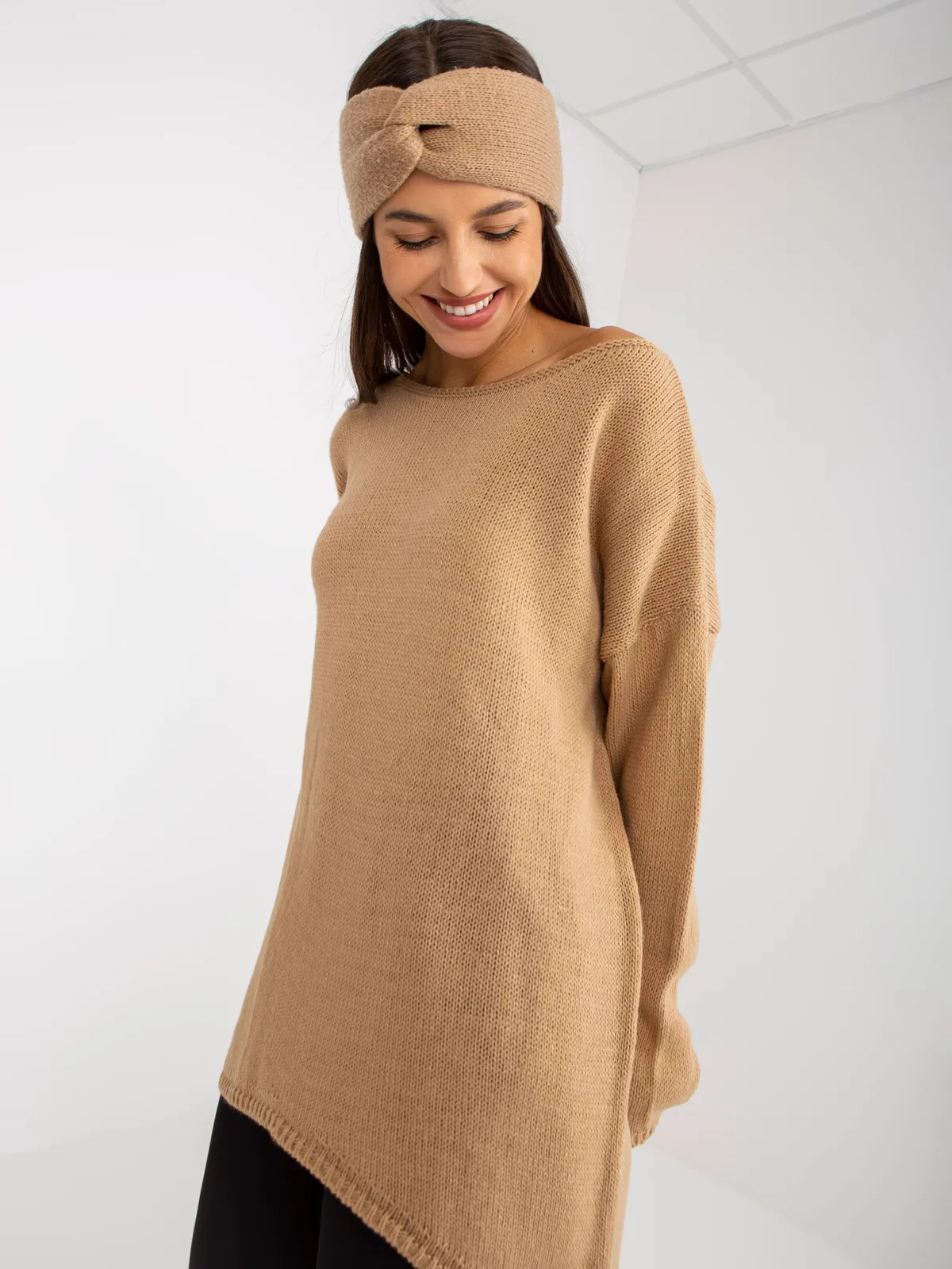 Camelowy sweter oversize z dłuższym tyłem OCH BELLA - zdjęcie 5