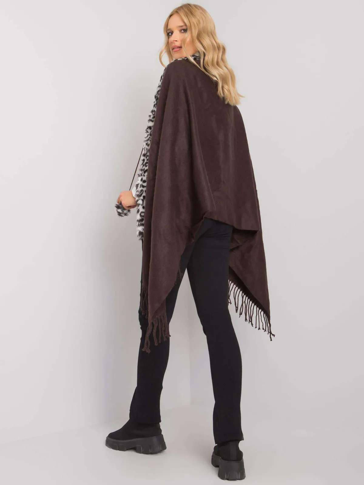 Przytulne ponczo z wykończeniem typu oversize i pomponami - zdjęcie 1