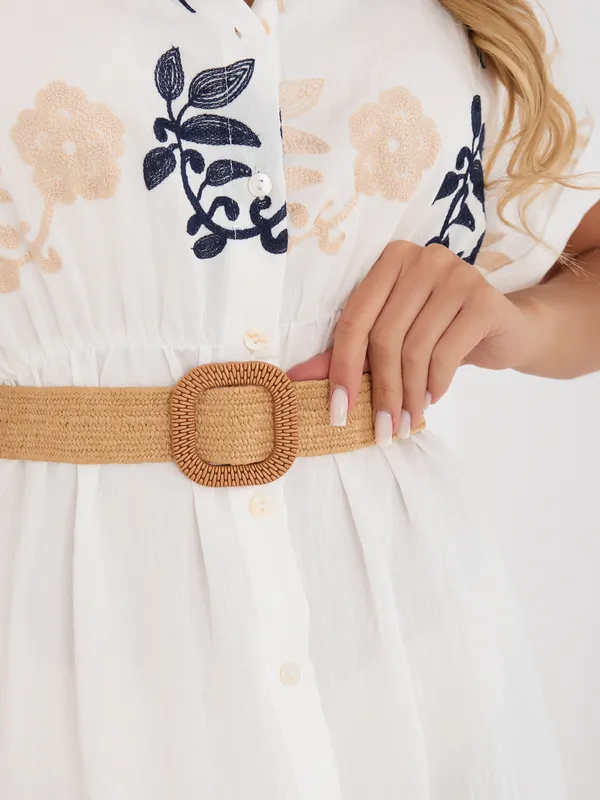 Zwiewna sukienka szmizjerka z ozdobnym haftem - widok 2