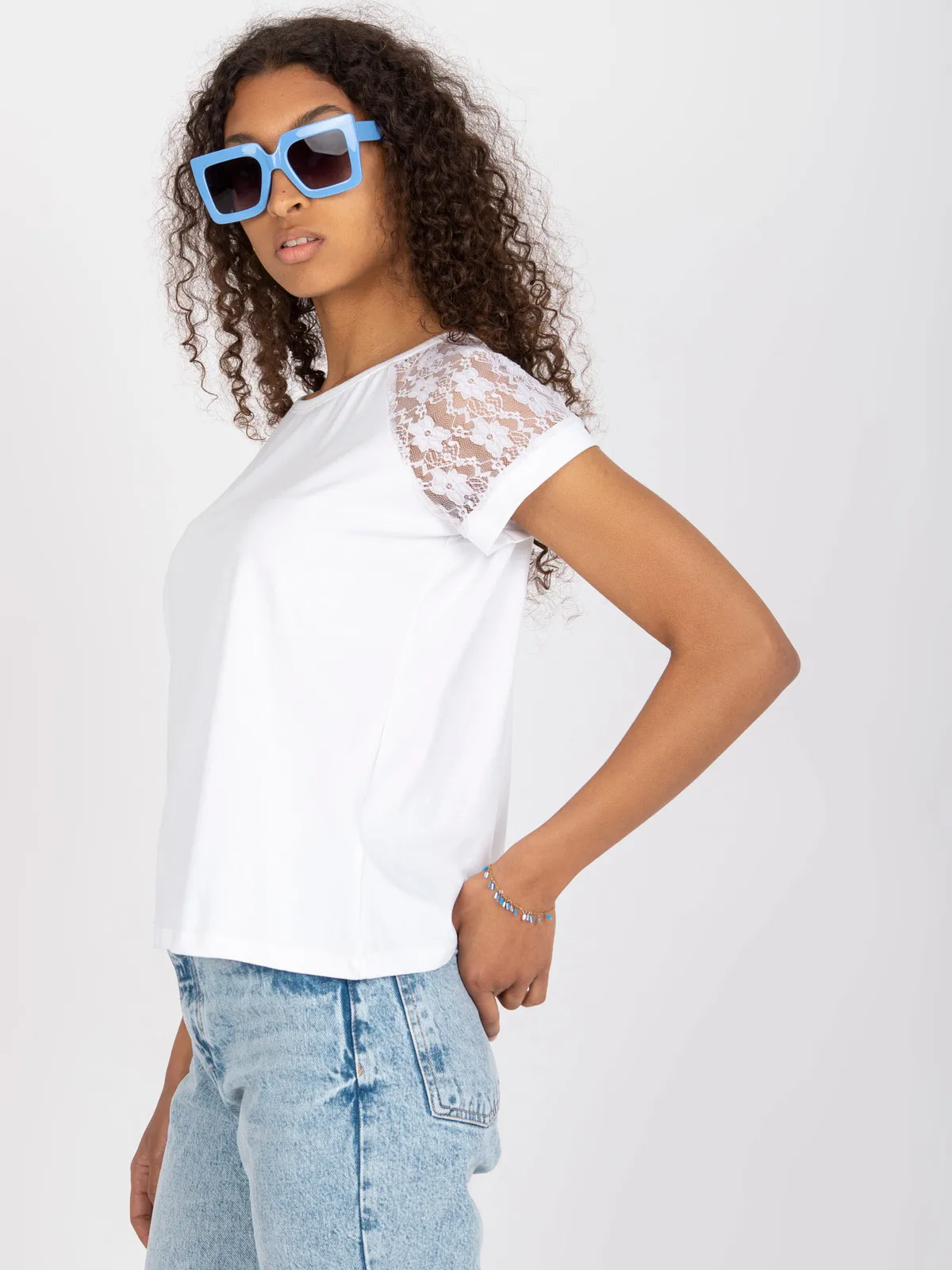 Casualowa bluzka z ozdobnymi koronkowymi rękawami - zdjęcie 1