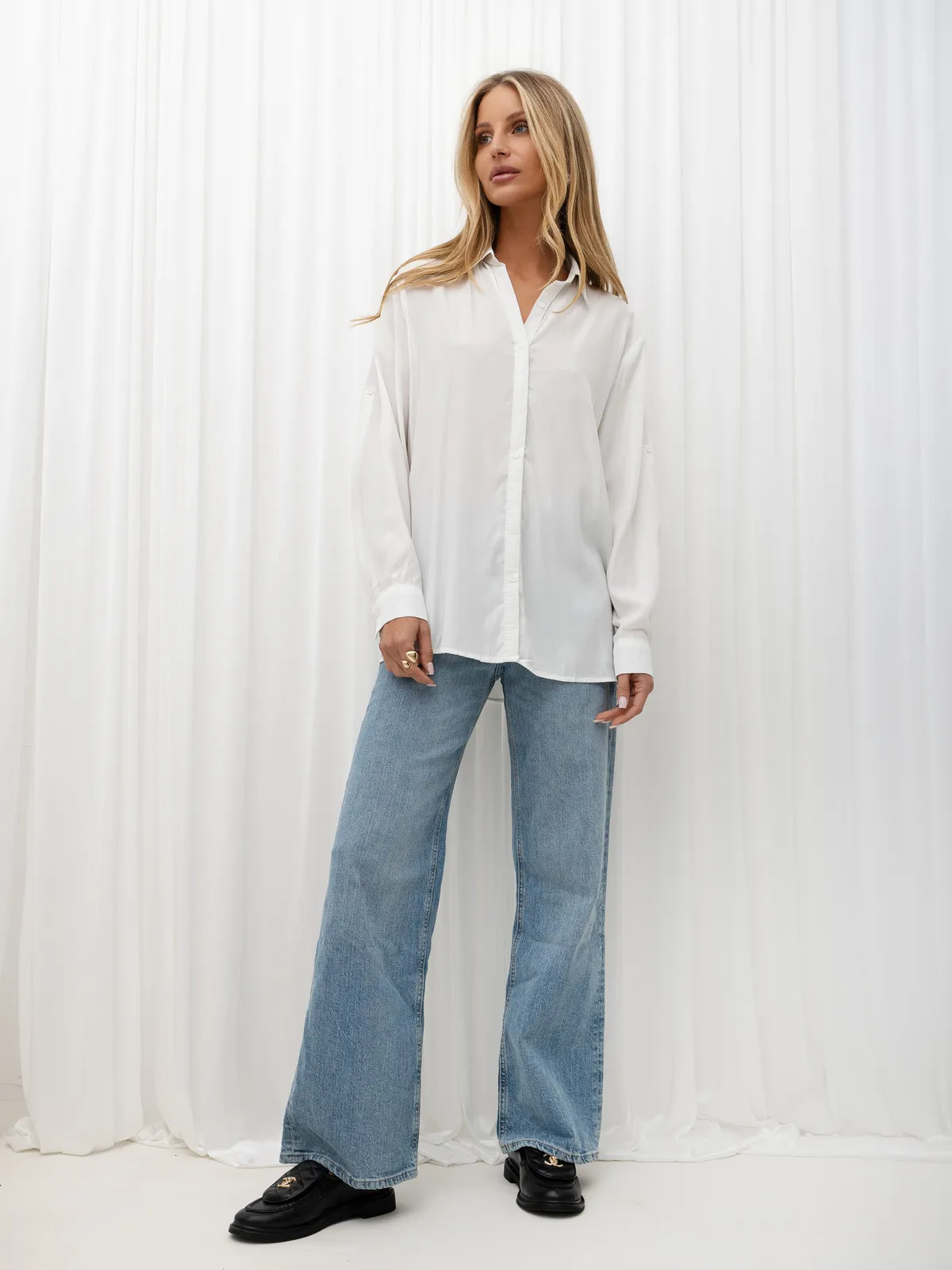 Koszula oversize z podpinanymi rękawami w stylu casual - zdjęcie 3