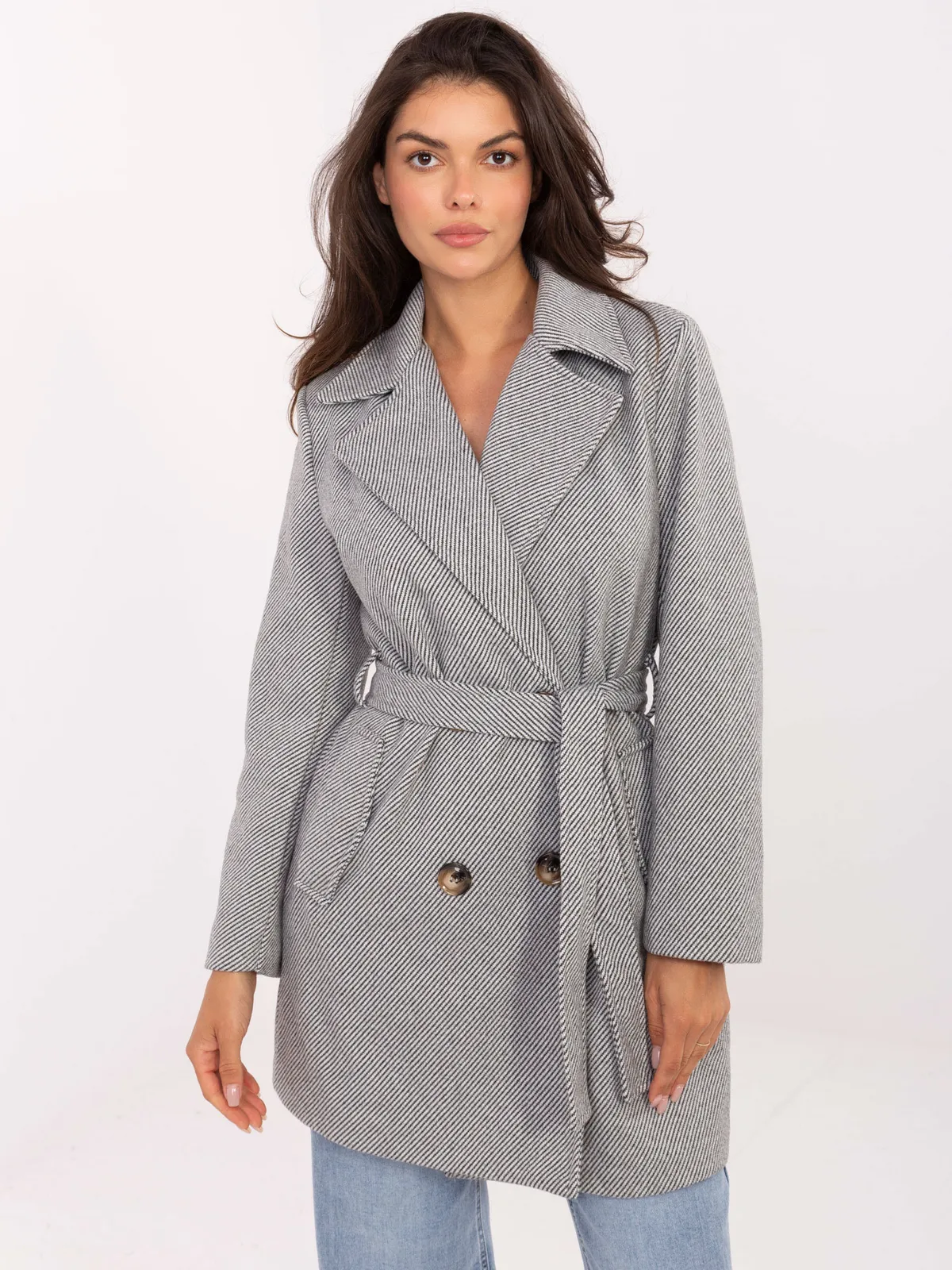 Klasyczny dwurzędowy płaszcz z wiązanym paskiem - zdjęcie 1