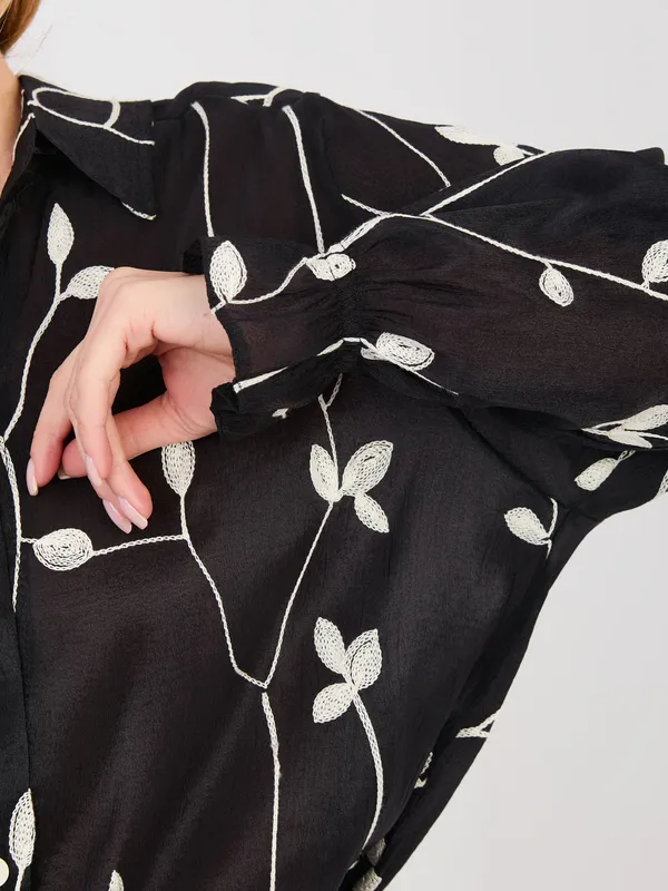 Koszula z haftowanym wzorem i mankietami z falbanami - widok 2