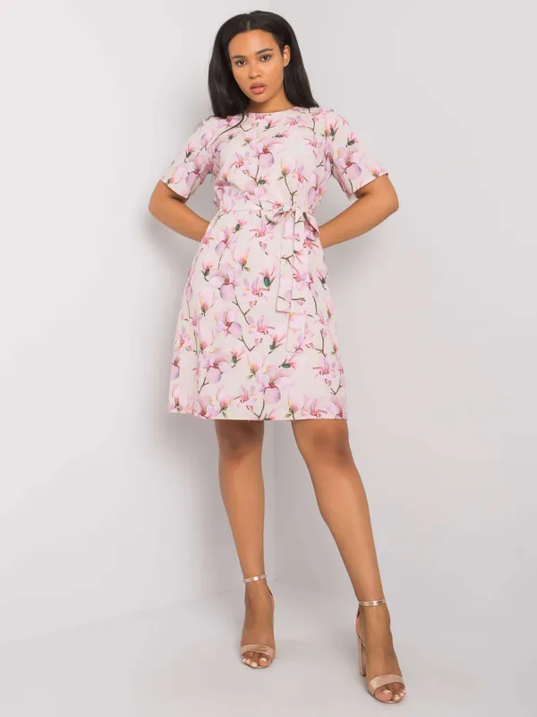 Żółta sukienka plus size w kwiaty z wiązaniem - widok 2