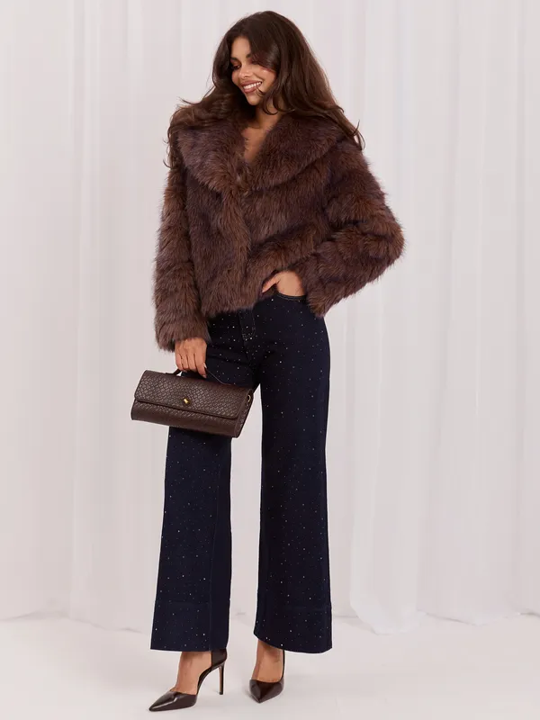 Krótka kurtka z szerokim kołnierzem w stylu glam