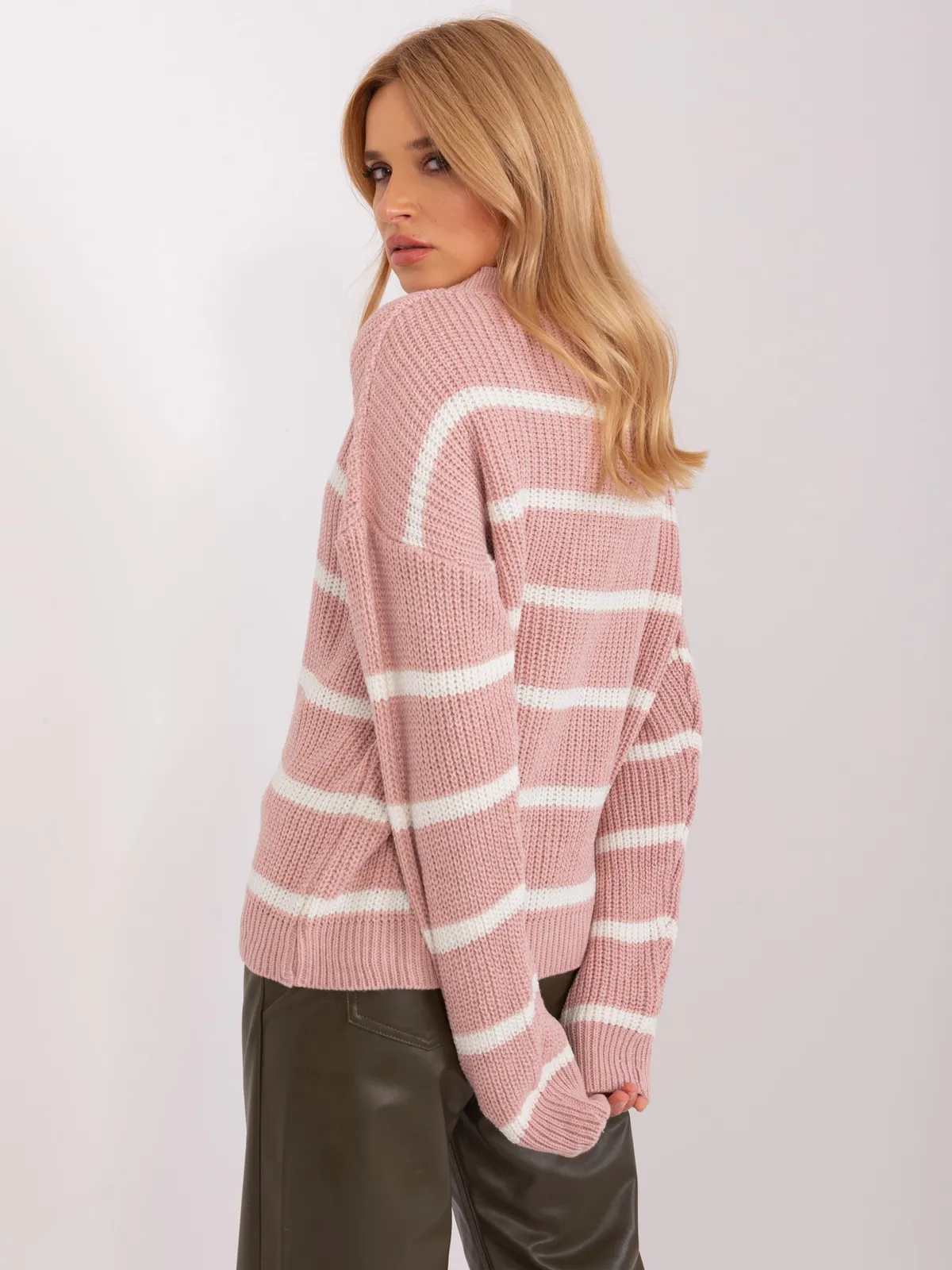 Różowo-biały sweter oversize w paski z domieszką wełny - zdjęcie 2