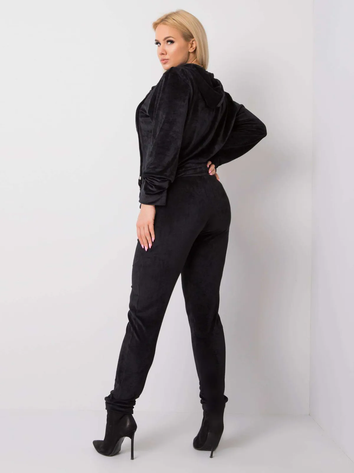 Czarny komplet welurowy plus size - zdjęcie 2
