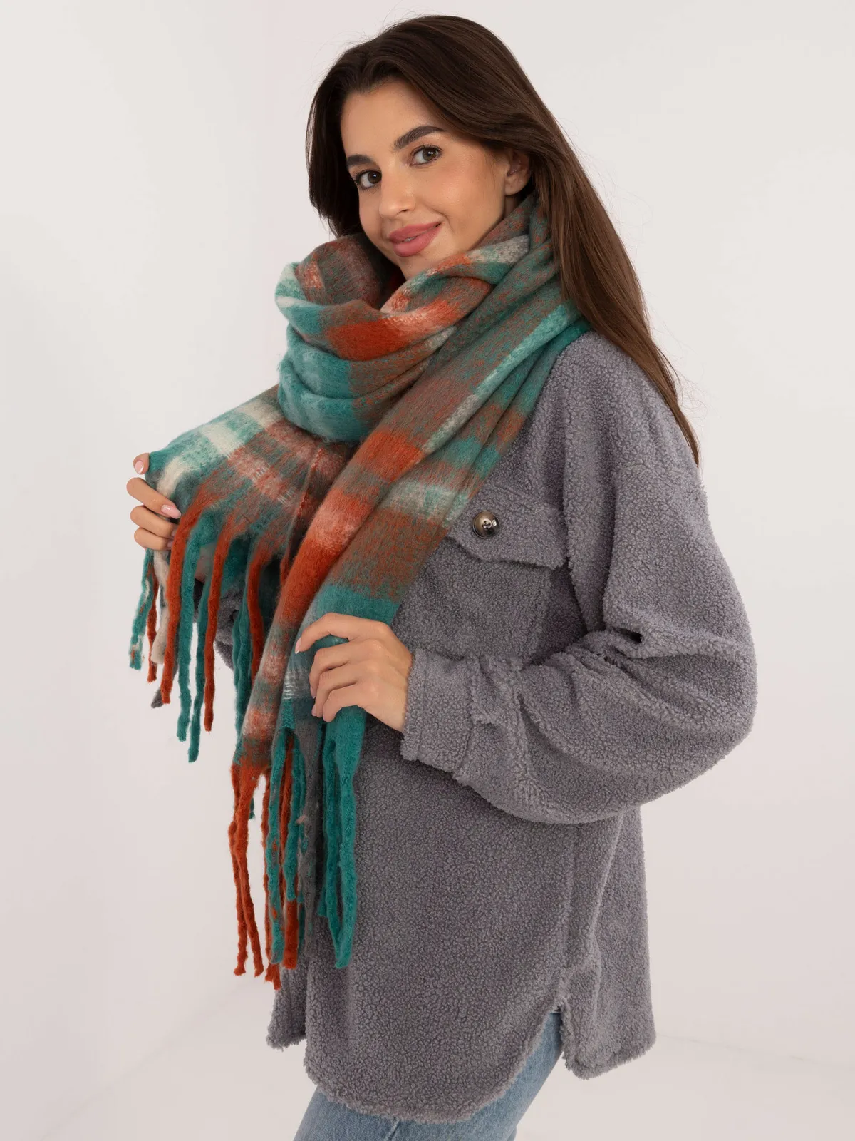 Ciepły szalik oversize w kratę z frędzlami - zdjęcie 1