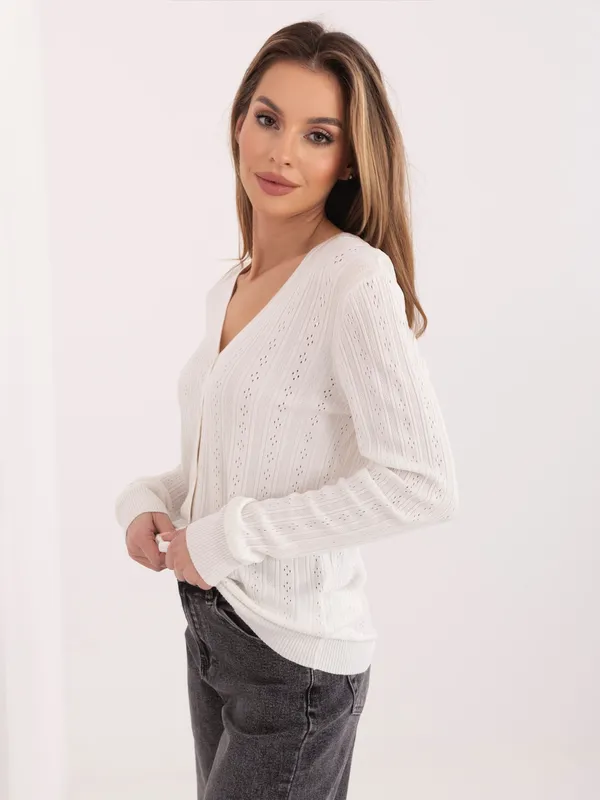 Klasyczny sweter zapinany na guziki z ażurowym wzorem