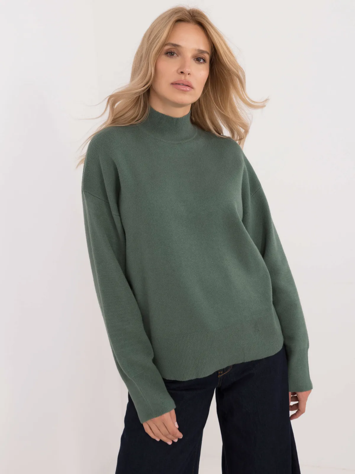 Minimalistyczny sweter oversize z wysokim kołnierzem - zdjęcie 1