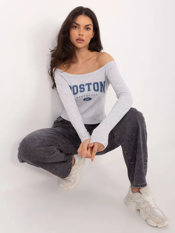 Casualowa bluzka z odkrytymi ramionami i nadrukiem