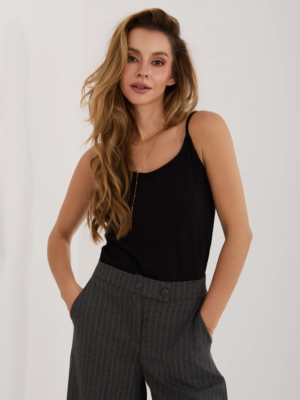 Minimalistyczny top na cienkich ramiączkach do stylizacji casual - zdjęcie 5