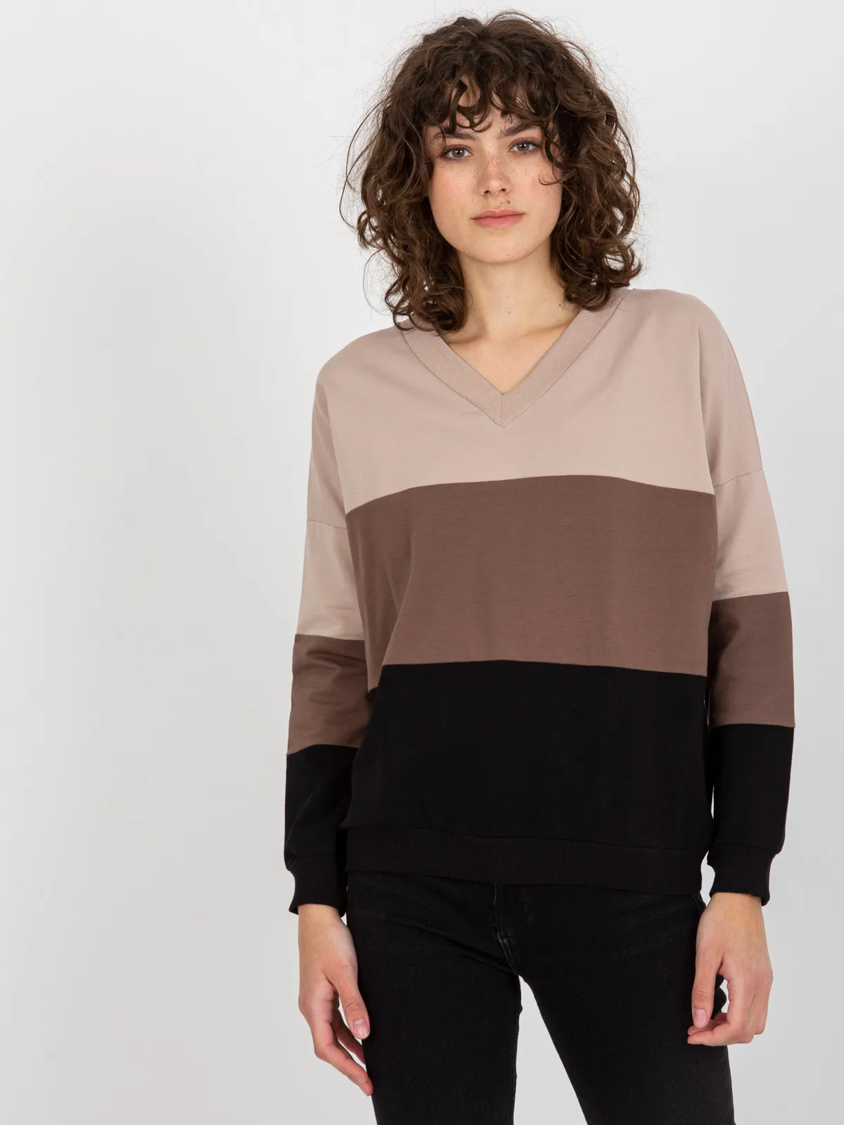Beżowo-czarna bluza basic z dekoltem w serek RUE PARIS - zdjęcie 2